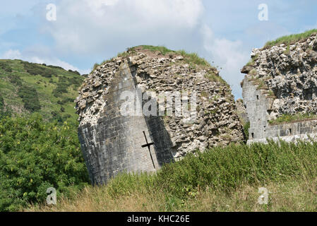 Ein Teil der Ruinen der der alten Befestigungsanlagen und Verteidigung von Corfe Castle in Devon. Diese Eigenschaft ist im Besitz des National Trust verwaltet Stockfoto