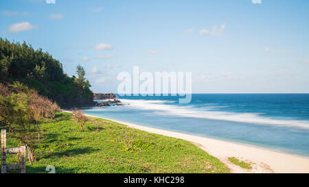 Schönen Sandstrand und blauen Indischen Ozean, Gris Gris Tropical Beach, Cape im Süden von Mauritius, ND-Filter für lange Belichtungszeiten. Stockfoto