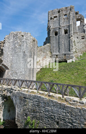 Ein Teil der Ruinen der der alten Befestigungsanlagen und Verteidigung von Corfe Castle in Devon. Diese Eigenschaft ist im Besitz des National Trust verwaltet Stockfoto