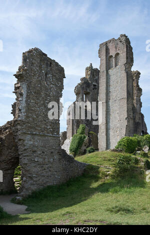 Ein Teil der Ruinen der der alten Befestigungsanlagen und Verteidigung von Corfe Castle in Devon. Diese Eigenschaft ist im Besitz des National Trust verwaltet Stockfoto