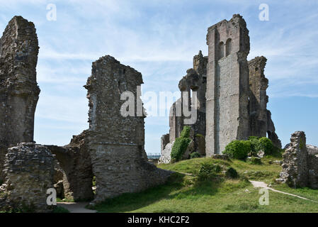 Ein Teil der Ruinen der der alten Befestigungsanlagen und Verteidigung von Corfe Castle in Devon. Diese Eigenschaft ist im Besitz des National Trust verwaltet Stockfoto