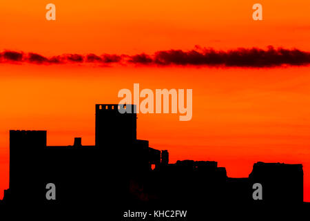 Silhouette einer erstaunlichen Schloss über einen roten Himmel Stockfoto