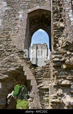 Ein Teil der Ruinen der der alten Befestigungsanlagen und Verteidigung von Corfe Castle in Devon. Diese Eigenschaft ist im Besitz des National Trust verwaltet Stockfoto