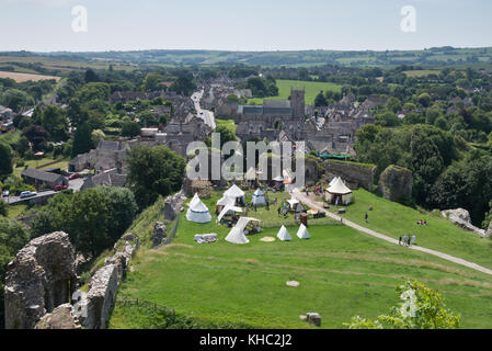 Blick von der alten Bergfried von Corfe Castle auf der Suche nach unten über die Tented Camp besetzt von National Trust Personal in Richtung des Dorfes. Stockfoto