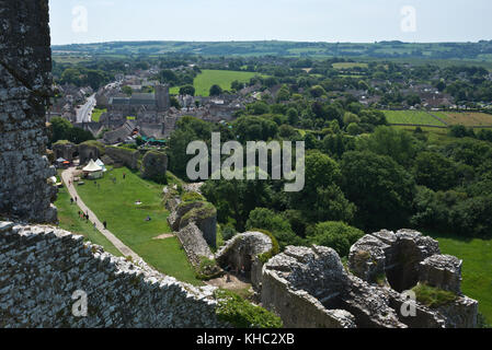 Blick von der alten Bergfried von Corfe Castle auf der Suche nach unten über die Tented Camp besetzt von National Trust Personal in Richtung des Dorfes. Stockfoto