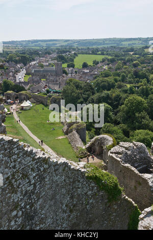 Blick von der alten Bergfried von Corfe Castle auf der Suche nach unten über die Tented Camp besetzt von National Trust Personal in Richtung des Dorfes. Stockfoto