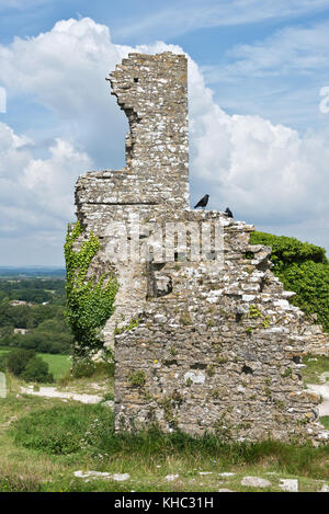 Teil der Überreste des National Trusts Corfe Castle in Devon, an einem Sommertag mit Blick ov die Landschaft dahinter. Stockfoto