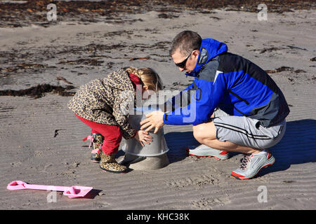 Vater und Tochter Sandburgen am Strand, Isle of Mull, Schottland Stockfoto