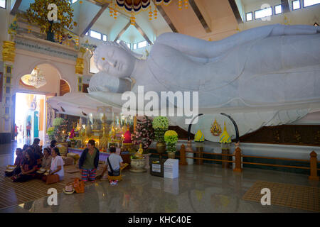 Ein großer zur Festlegung der Buddha im Wat Pa Phu kon Tempel, Thailand Stockfoto