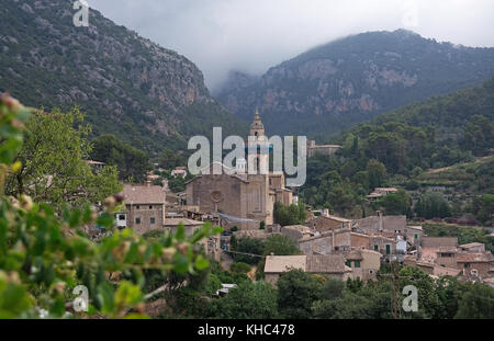 VALLDEMOSSA, BALEAREN, SPANIEN - 10. JUNI 2017: Architektonische Details in der Stadt Valldemossa an einem sonnigen Tag am 10. Juni 2017 in Palma de Mallorca, Stockfoto