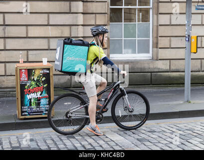 Deliveroo Reiter auf der Royal Mile in Edinburgh, Schottland. Großbritannien Stockfoto