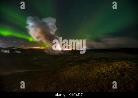 Nordlichter über Gunnuhver, einem geothermischen Geysir in Halbinsel Reykjanes. Stockfoto