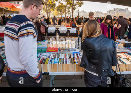 Die Leute, die auf der Suche nach Second Hand Bücher zum Verkauf bei den verwendeten Buch Markt unterhalb der Waterloo Bridge, London, England, Großbritannien Stockfoto