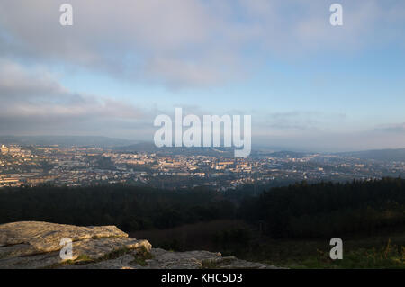 Panoramablick auf die Stadt Santiago de Compostela, von einem in der Nähe von Lookout übernommen. Stockfoto