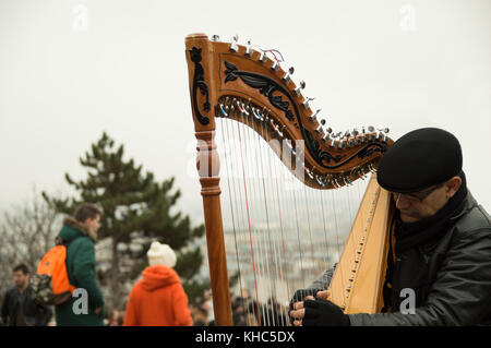 Paris, Frankreich - Januar 2016: harfenistin spielt in Montmartre für die Touristen, die in dieser legendären Ort. Stockfoto