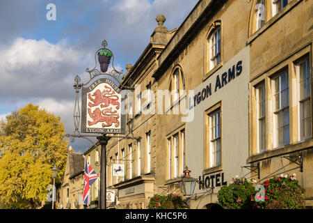 Pub Schild draußen Lygon Arms Hotel im historischen Dorf Cotswolds. High Street, Chipping Campden, Gloucestershire, England, Großbritannien, Großbritannien Stockfoto