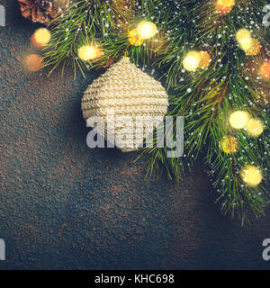 Weihnachtskarte mit natürlichen Tannenzweigen und Spielzeug. Stockfoto