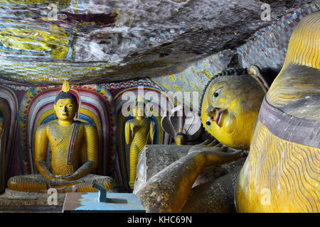 Im Inneren der Höhlen in alten buddhistischen Höhlentempel in Dambulla, Sri Lanka. Stockfoto