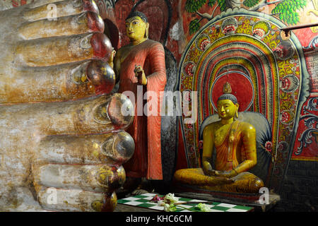 Im Inneren der Höhlen in alten buddhistischen Höhlentempel in Dambulla, Sri Lanka. Stockfoto