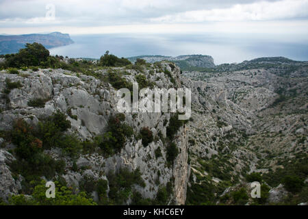 Blick vom Cap Gros in den Calanques *** local Caption *** Frankreich, Sud, Provence, Calanques, Nationalpark, Klippen, Felsen, Aussicht, cap Gros, meer, mediterrane Stockfoto
