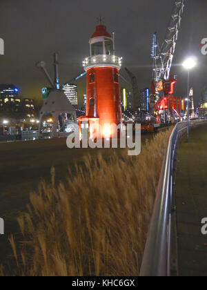 Rotterdam alter Hafen bei Nacht *** local Caption *** Niederlande, Holland, Rotterdam, Stadt, Hafen, Altstadt, Wolkenkratzer, Turm, Leuchtturm, Kran, Nacht Stockfoto