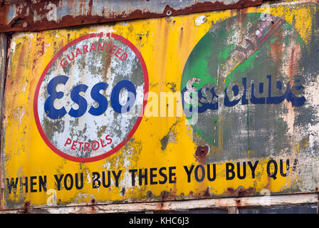 Rost Esso Beschriftungen auf der Seite einer alten Garage. Stockfoto