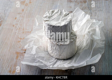 Studio Schuß von zwei gestapelte Ziegen Käse runden packte. Stockfoto