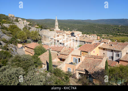 Blick über das Dorf und die Dächer von Saint Saturnin-les-Apt in der Nähe von Apt im Regionalpark Luberon, Vaucluse, Provence, Frankreich Stockfoto