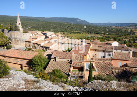 Blick über das Dorf und die Dächer von Saint Saturnin-les-Apt in der Nähe von Apt im Regionalpark Luberon, Vaucluse, Provence, Frankreich Stockfoto