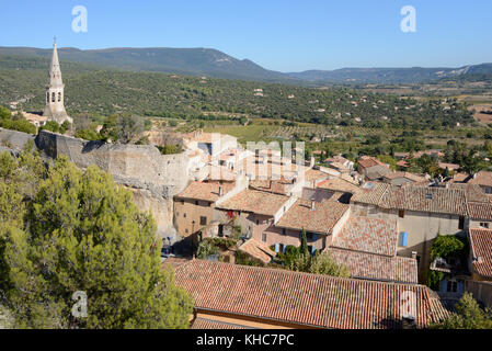 Blick über das Dorf und die Dächer von Saint Saturnin-les-Apt in der Nähe von Apt im Regionalpark Luberon, Vaucluse, Provence, Frankreich Stockfoto