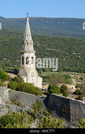 Kirche Spire & Castle Mauern oder Reste der Château ruiniert in Saint Saturnin-les-Apt, Vaucluse, Luberon, Provence, Frankreich Stockfoto