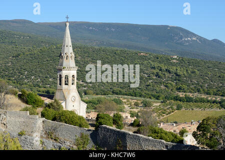 Kirche Spire & Castle Mauern oder Reste der Château ruiniert in Saint Saturnin-les-Apt, Vaucluse, Luberon, Provence, Frankreich Stockfoto