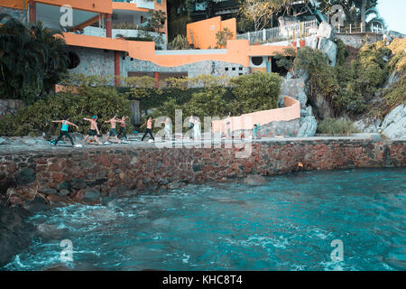 Gruppe von mehreren Menschen trainieren. Yoga Retreat - mismaloya Puerto Vallarta, Mexiko. Horizontale Foto. Stockfoto