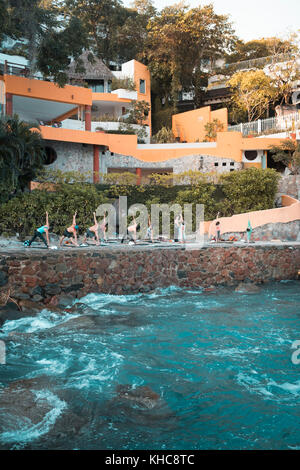 Gruppe von mehreren Menschen trainieren. Yoga Retreat - mismaloya Puerto Vallarta, Mexiko Stockfoto