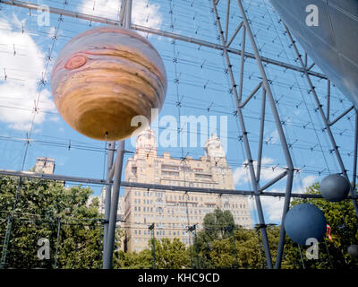 Im Hayden Planetarium, Teil der Ausstellung Scales of the Universe im Rose Center for Earth and Space, hängt ein Modell mit einem Durchmesser von 9 Fuß. Stockfoto