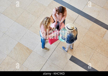 Junge Frauen mit einkaufstaschen nach dem Shopping in der Shopping Mall Stockfoto