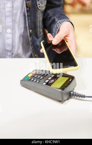 Kunden Card Terminal wird über Smartphones für mobile Zahlungssysteme im Einzelhandel Stockfoto