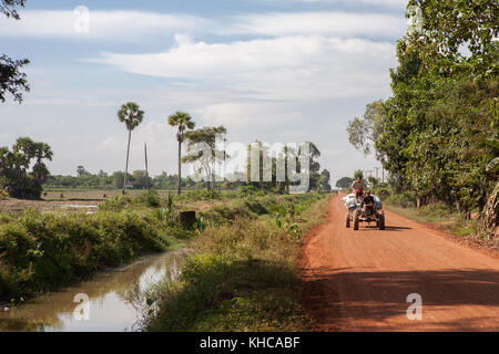 Tractor on a Dirt Road, Ta Chet Village, Somroang Yea Kommune, Puok District, Siem Reap Provinz, Kambodscha Stockfoto