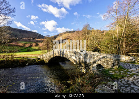 Stein bogenförmige Brücke über den Fluss Derwent im Borrowdale, lake district Stockfoto