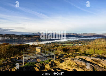 In einem Nebelhaften windermere Orrest Head Stockfoto