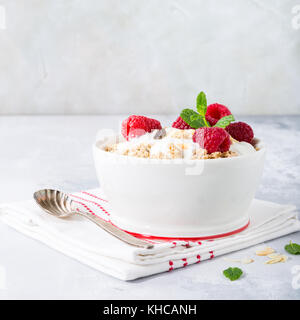 Gesundes Frühstück mit Müsli und Beeren Stockfoto