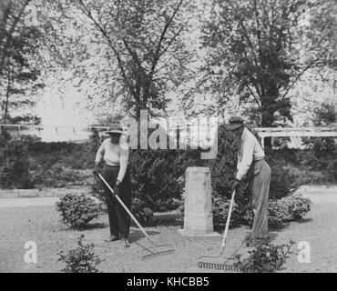 Afroamerikanische Frauen beschäftigten sich als Gärtner im Rosengarten des Botanischen Gartens, Washington DC, 1943. Aus der New York Public Library. Stockfoto