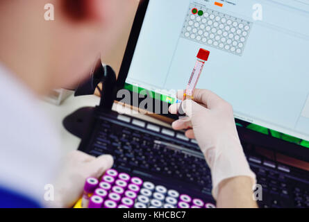 Scannen von Reagenzgläsern Stockfoto