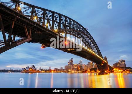 Ruhige blaue Dämmerung in Sydney, New South Wales, Australien, in der Nähe der Harbour Bridge und das Opernhaus von Sydney. Blick von Milsons Point. Stockfoto