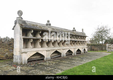 Biene Unterschlupf auf dem Gelände der Kirche St. Maria, Hartpury, Gloucestershire, England, Großbritannien Stockfoto