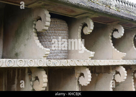 Biene Unterschlupf auf dem Gelände der Kirche St. Maria, Hartpury, Gloucestershire, England, Großbritannien Stockfoto