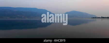 Sonnenaufgang über dem Okanagan Lake, Kelowna Stadt, Okanagan Valley, British Columbia, Kanada Stockfoto