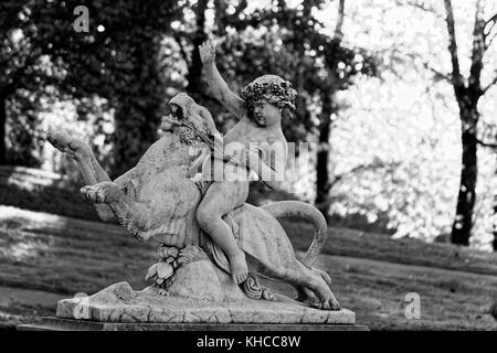 Die Statue der Jungen Reiter ein wildes Tier wie Lion in lancut Schlosspark der Familie Lubomirski, Karpatenvorland, Polen Europa Stockfoto