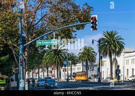 Embarcadero SAN FRANCISCO mit Palmen in herbstlicher Farbe mit typischer Straßenbahn San Francisco und Straßenschild San Francisco California USA Stockfoto