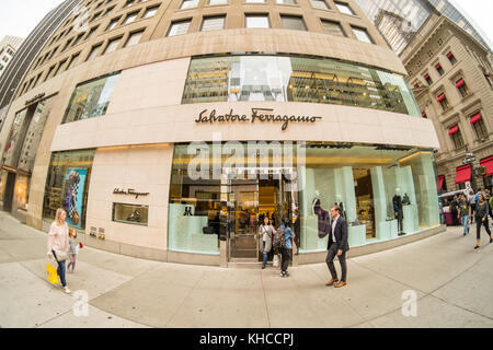 Salvatore Ferragamo store, 5th Avenue, New York City, New York City, New York, NY, Vereinigte Staaten von Amerika, USA. Stockfoto